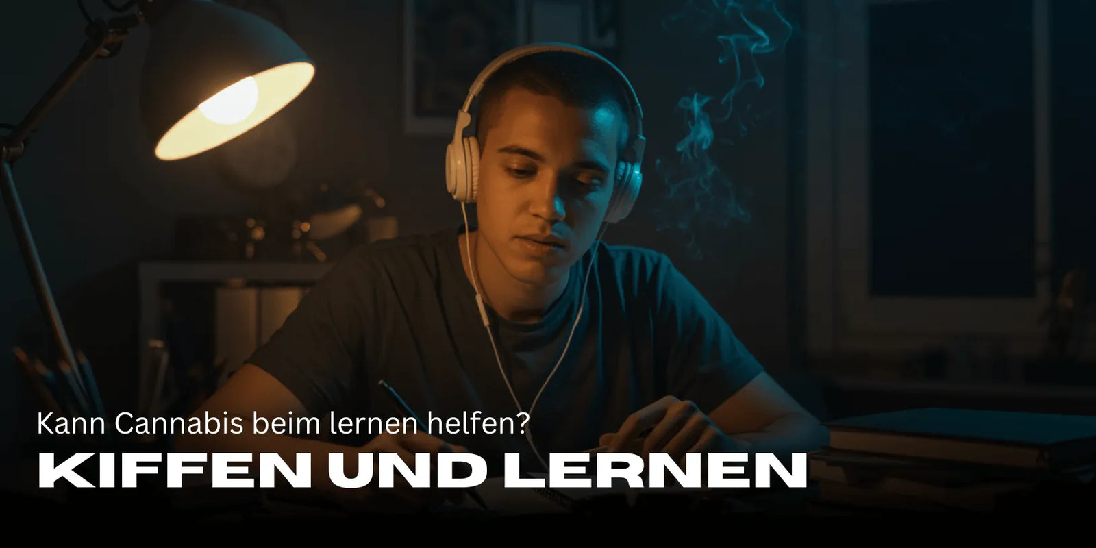 Kiffen und lernen, geht das überhaupt? Junger Mann mit Kophörer der beim lernen einen Joint raucht.