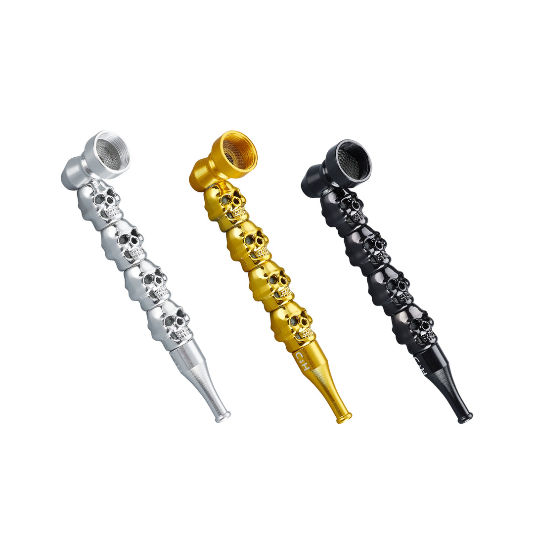 Set aus drei Totenkopf-Pfeifen in Silber, Gold und Schwarz, jeweils mit fünf Schädeln und einem längeren Mundstück