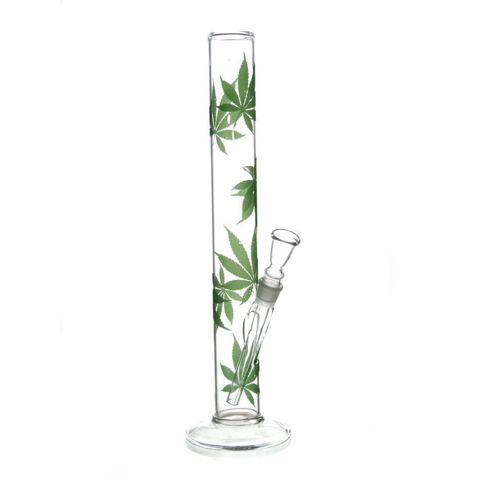 Buntes Design auf einem Aschenbecher mit Cannabisblatt.
