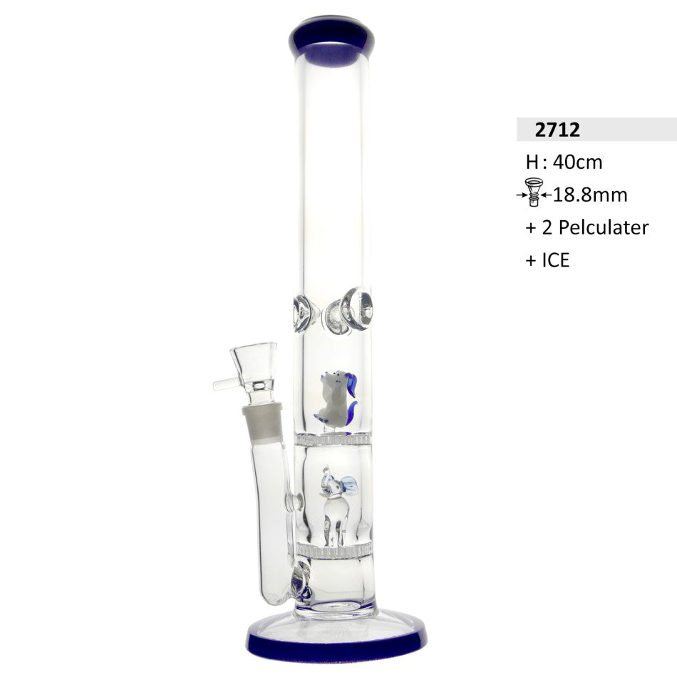 Glasflasche mit Cannabis und kreativen Elementen.