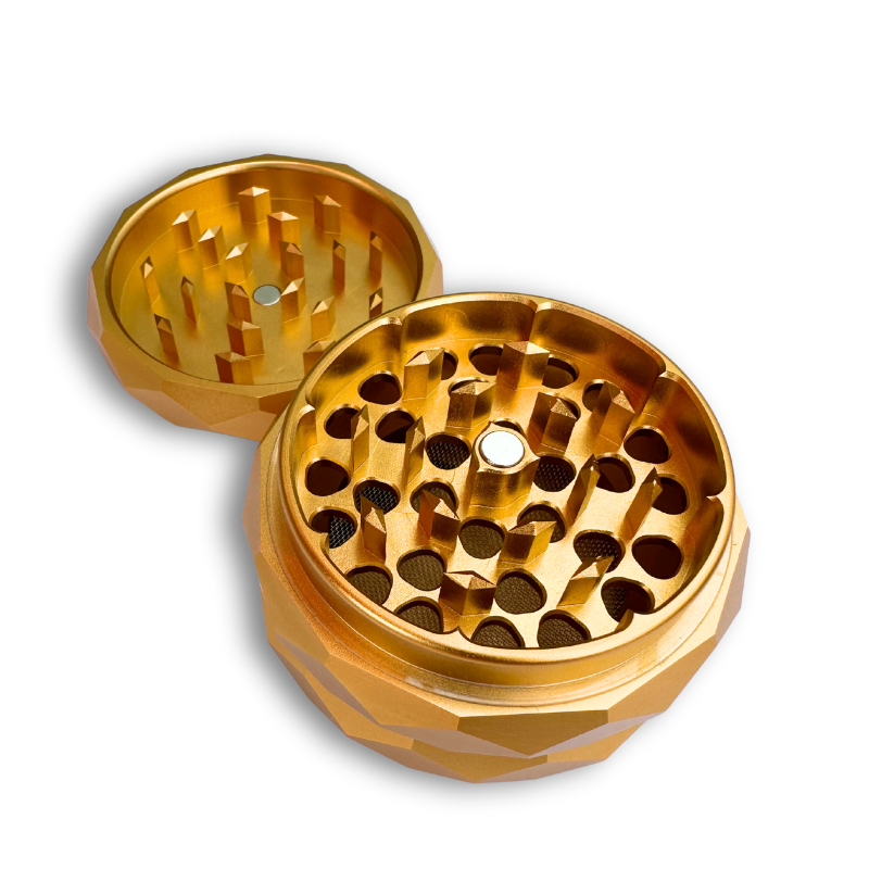 Goldener Grinder mit geöffnetem Deckel und scharfen Zähnen